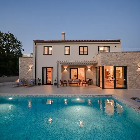 Vonskari Luxury Pool كرك