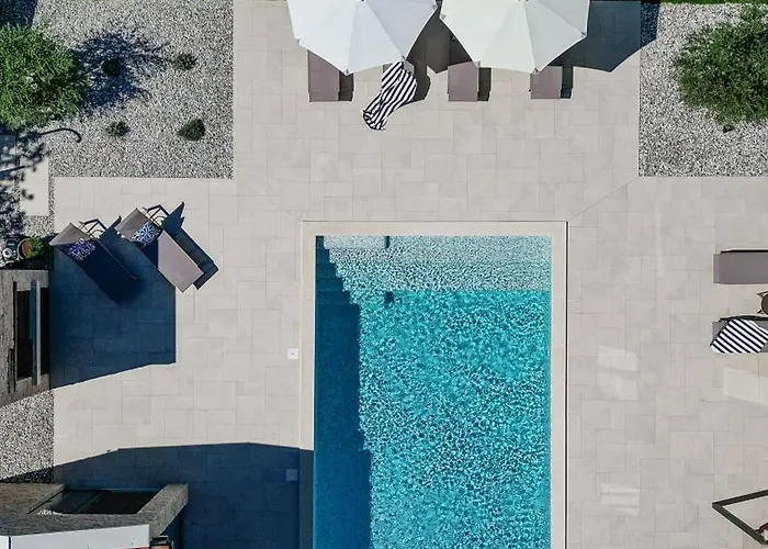Deluxe Vonskari With Heated Pool Vilă