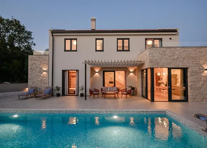 Deluxe Vonskari With Heated Pool Veglia