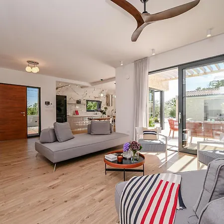 Dekuxe Vonskari With Heated Pool And Complete Privacy Krk Town