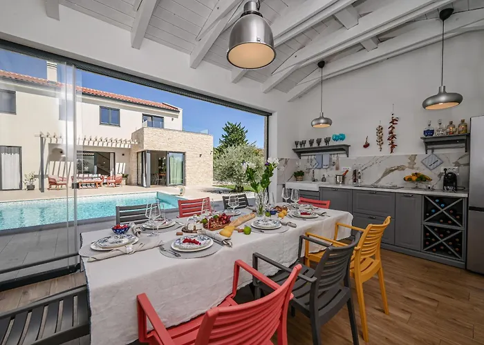 Vila Deluxe Vonskari With Heated Pool