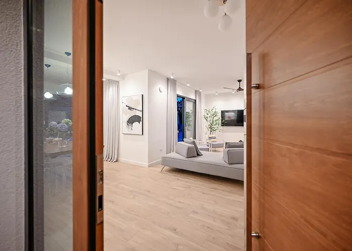 Deluxe Vonskari With Heated Pool