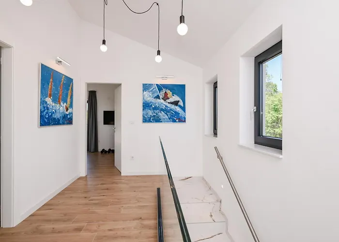Deluxe Vonskari With Heated Pool Vila